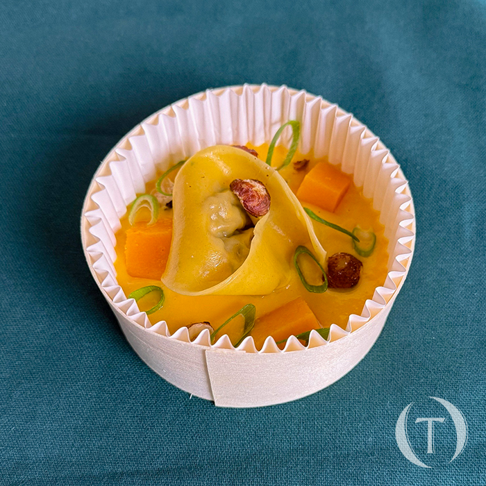 Velouté de butternut et sa raviole aux champignons