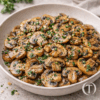 Champignons de Paris émincés et sautés, ail et fines herbes