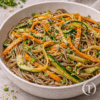 Nouilles Soba et tagliatelles de légumes, sauce soja