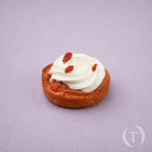 Financier framboise, chantilly et baies de Goji